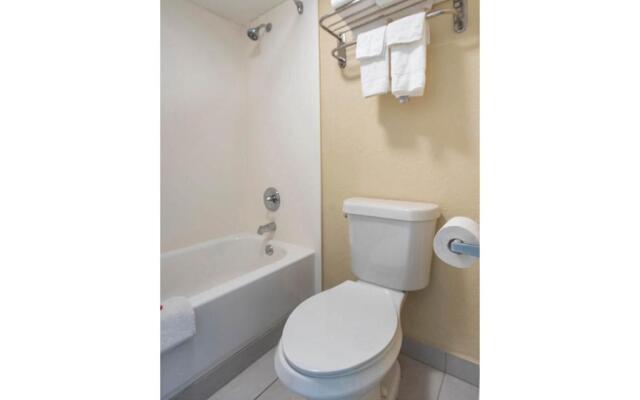 OYO Hotel Knoxville TN Cedar Bluff I-40