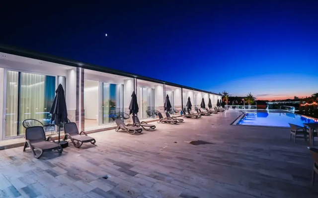 Lumeris lakeview Suites and SPA