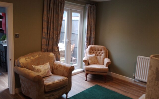Captivating 2-bed House in Nuneaton