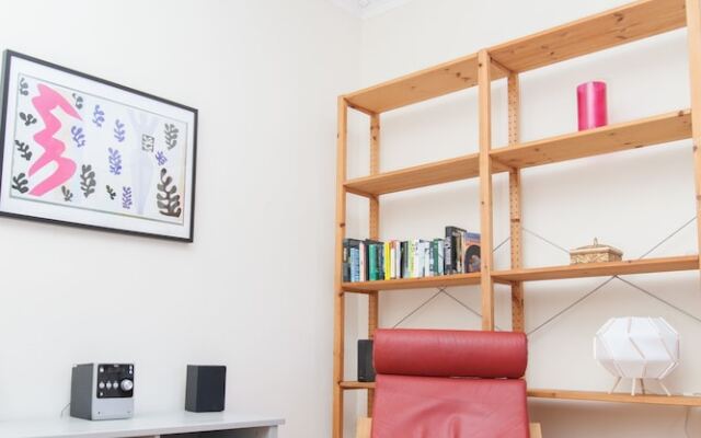 Traditional 3 Bedroom Apartment in Central Edinburgh