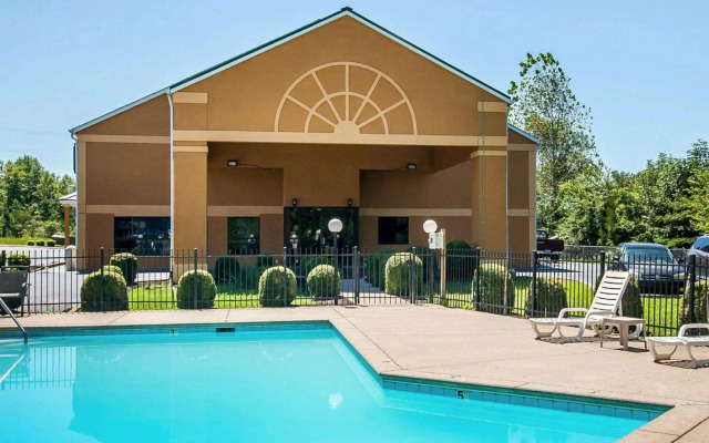 Econo Lodge Inn & Suites