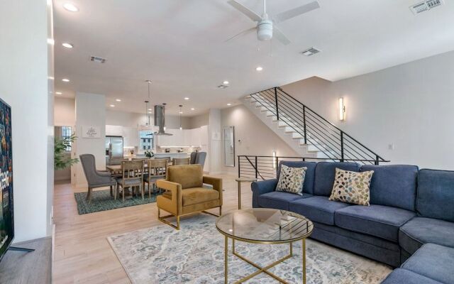 Spacious Townhouse with Balcony