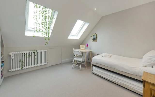 Wonderful Family Home With Garden Near Twickenham by Underthedoormat