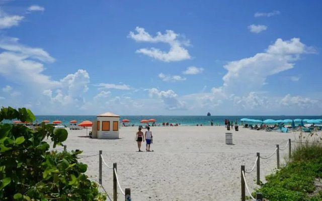 Collins Ave by South Beach Vacations