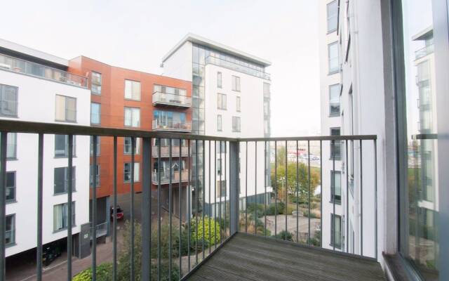 Spacious Riverside Flat for 4 in Stratford