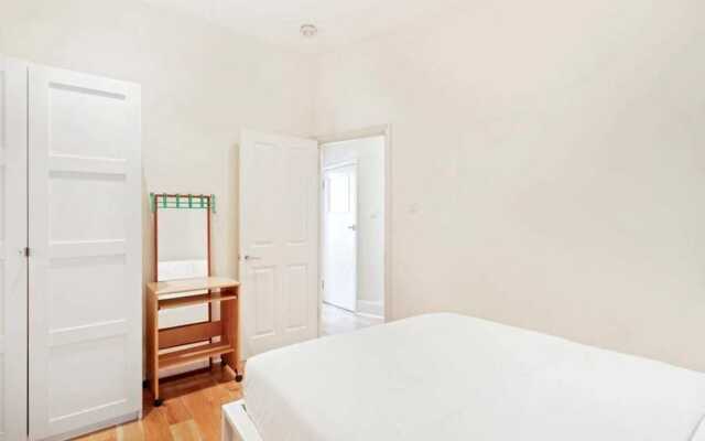 Cosy 2bed Skylight Apt W/patio in Clapham Junction