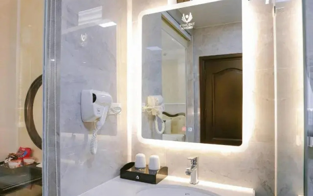 Vincent Halong Hotel
