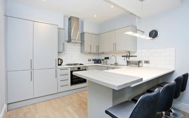 Modern, Stylish Apt. in Excellent Central Location