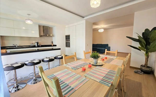 Rocha Prime Center Garage Flat