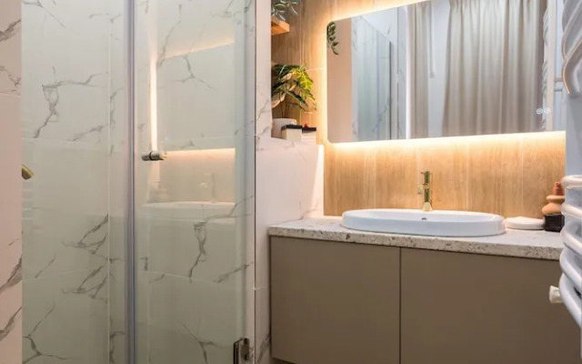 Gorgeous & Bright 2BR Condos - Steps From Old Town