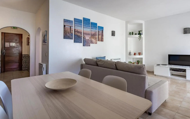 Charming Beachside Apartment w/ Pool by LovelyStay