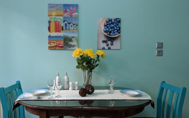 73sq Apt near Athens and Piraeus port with backyard