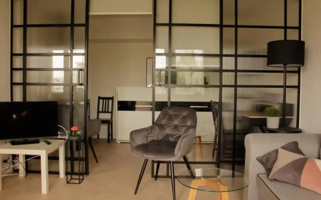 Luxurious, Spacious, Modern Gem. Great Location !