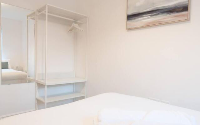 *NEW* Central Derby Apt, with Parking - Sleeps 6