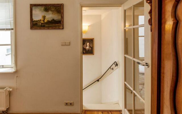 Old Masters Apartment