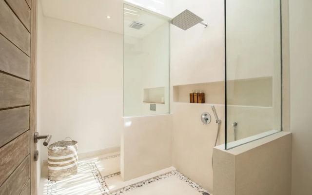 Spectacular 4BR Villa, 400m to Beachfront Elegance