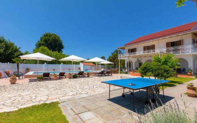Villa Paradiso: Near beach, superb pool and garden