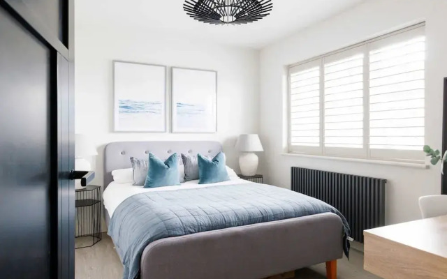 Stylish 4 Bed Home Close to Beach