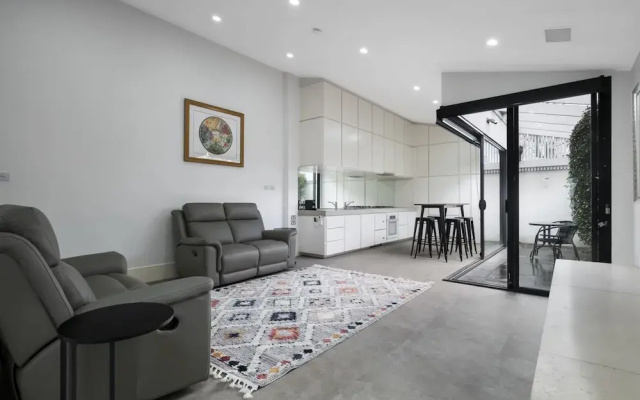 Stylish 2BR House, Walk to Parks & Cafes
