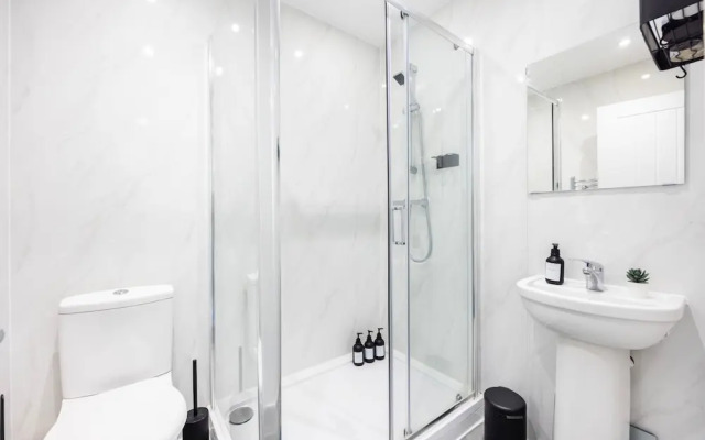 Morden 2-bed House in Canary Wharf London