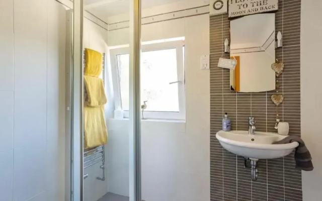 Sleeps10/18-parking-garden-pool-hottub-balcony