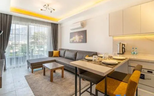 Midpoint Suites - Deluxe Suite 104