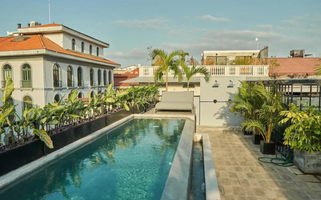 AmazINN Places Rooftop and Design Pool IV