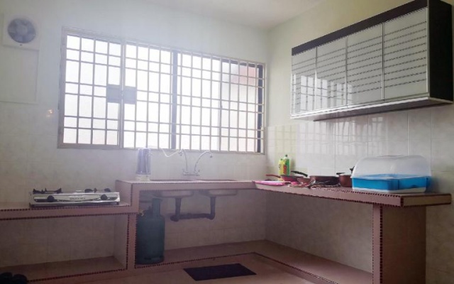 HP klebang t asek home shoplot 1st floor 6 pax wifi – Guest Rooms – Ipoh