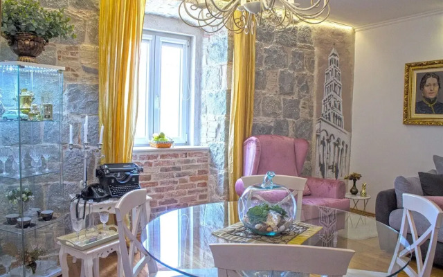 Split Theatre Apartments