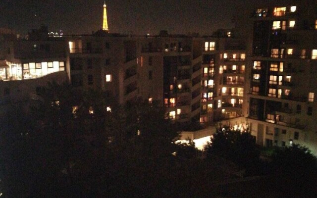 Apartment for 4 Persons View on the Eiffel Tower