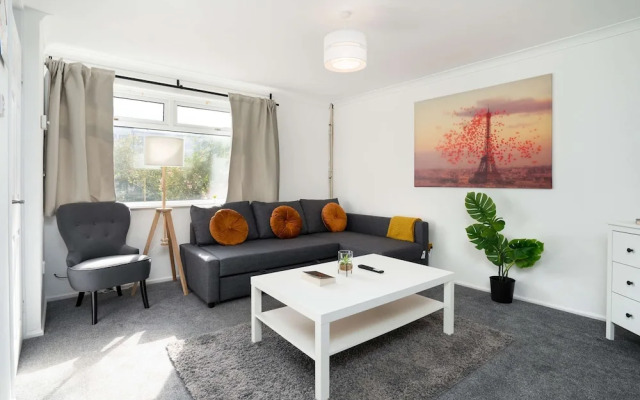 Spacious - 3 Bed - Free Parking