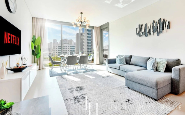 LUX 52 42 Deluxe Marina view suite