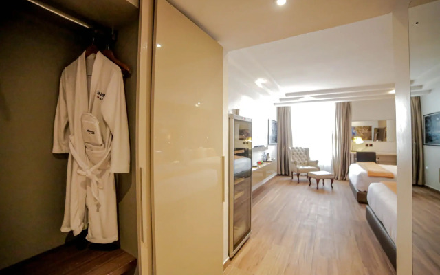 Victoria Crown Plaza Hotel