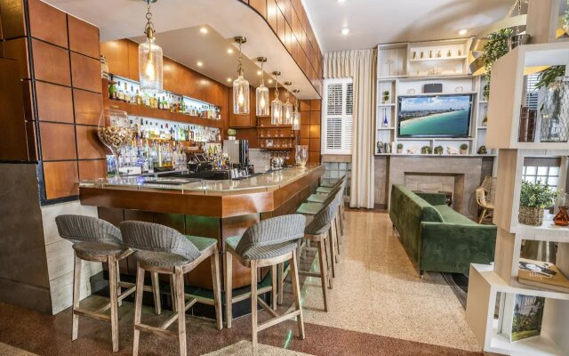 Chesterfield Hotel & Suites