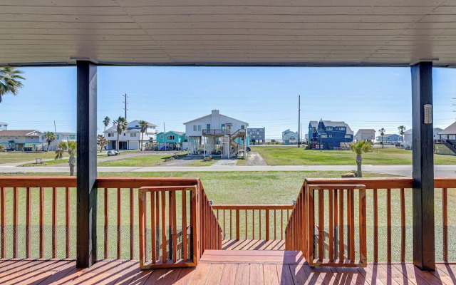 Pet-friendly Galveston Home: Walk to Beaches!
