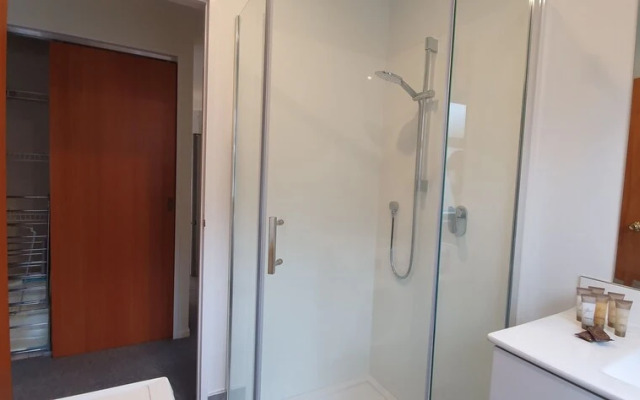Cheerful 3BR Home - Free WiFi & Netflix