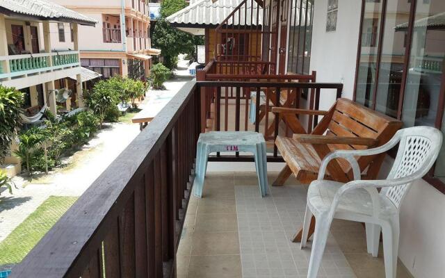 Black & White Guesthouse & Minimart