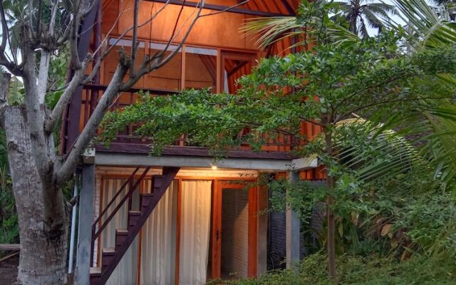 Jungle House - surf & stay