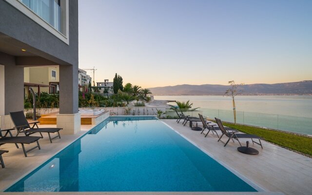 Beachfront Villa Grey Martini with Pool