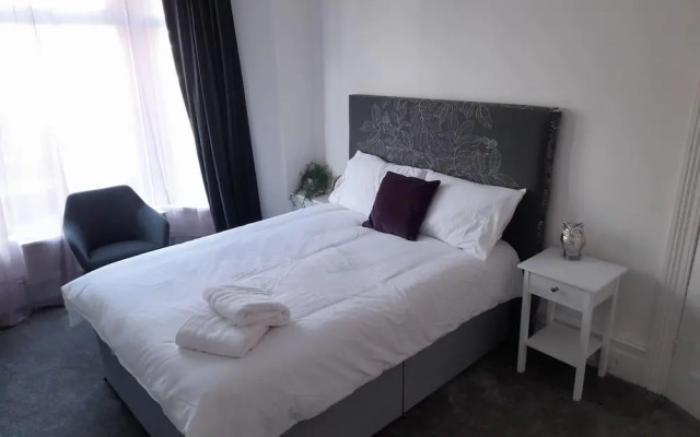 Spacious 5-bed House - Sleeps 10, Garden & Parking