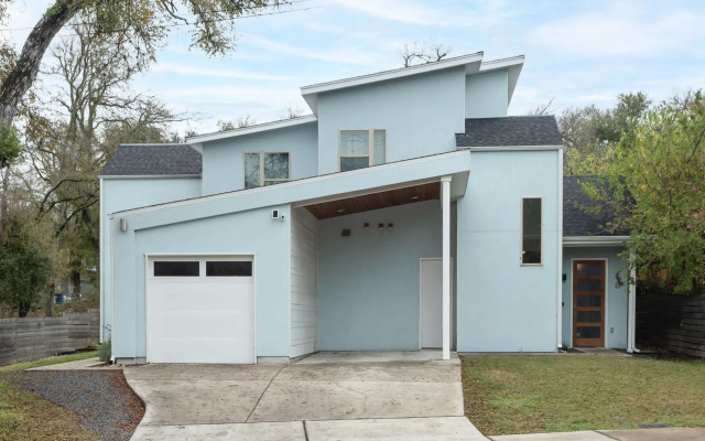 McConaughey Mansion 6th Street     5 min Drive, Austin