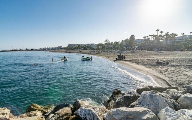 PR20 - Beach front flat Puerto Banus