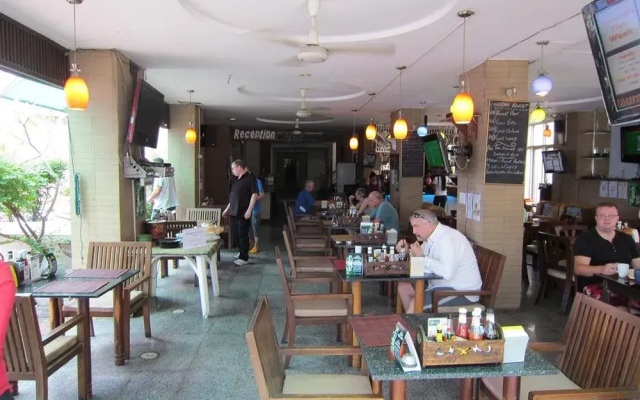 18 Coins Cafe & Hostel