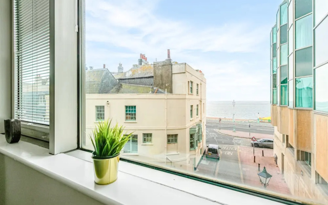 Bright Charming Condo Short Walk to Beach Pier