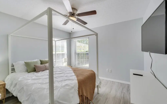 Inviting Home w/ Lanai & Pool in Kissimmee!