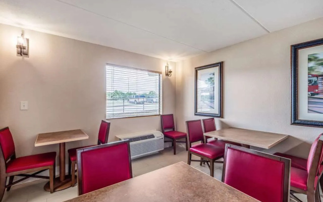 Rodeway Inn & Suites