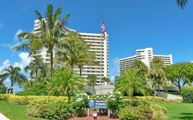 Sun-bright Beachfront Condo With Pool/tennis Courts