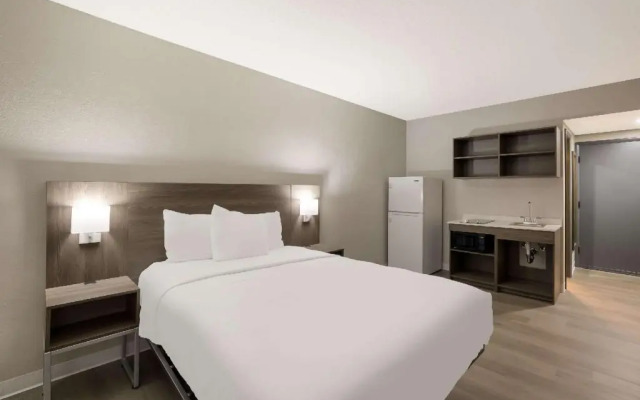 Suburban Studios Milwaukee Airport