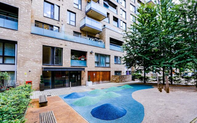 Modern Greenwich Flat With Parking