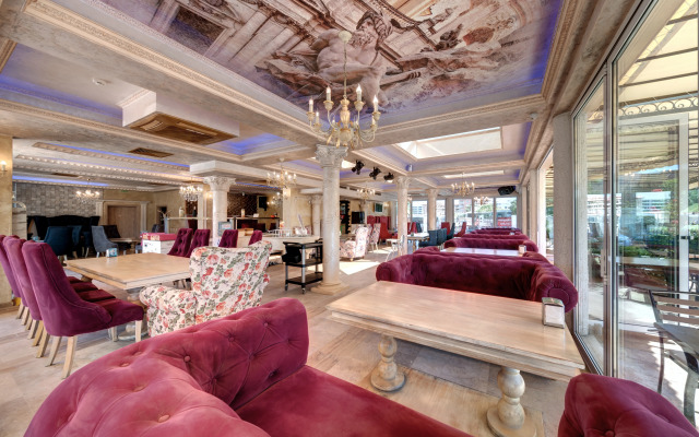 Avenue Deluxe